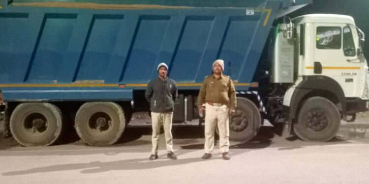 विजयराघवगढ़ में ओवरलोडिंग वाहन पर की गई कठोर चलानी कार्यवाही