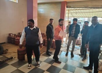 अवैध 58 गैस सिलेंडर सहित दो मशीने जप्त, ₹ एक लाख से अधिक के सिलेंडर जप्त