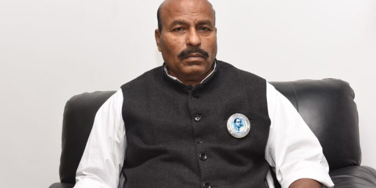 टीकमगढ़ और छतरपुर रेलवे स्टेशन पर खाद की रैक लगने से किसानों को समय पर मिलेगी पर्याप्त खाद*