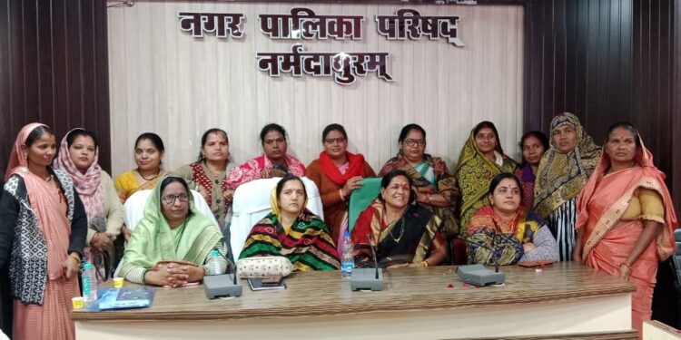 महिला मोर्चा प्रदेश अध्यक्ष और नपा अध्यक्ष ने स्व सहायता समूहों को किया सम्मानित।