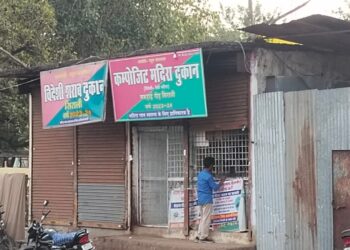 खुलेआम बेची जा रही है देसी विदेशी शराब