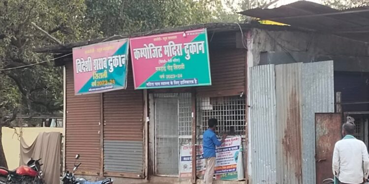 खुलेआम बेची जा रही है देसी विदेशी शराब