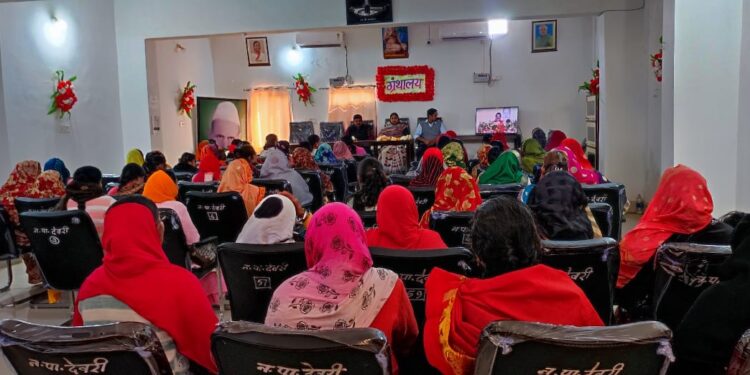 लाडली बहना कार्यक्रम का लाइव प्रसारण साहित्य भवन में नगर पालिका अध्यक्ष के मुख्य आतिथ्य में आयोजित किया गया