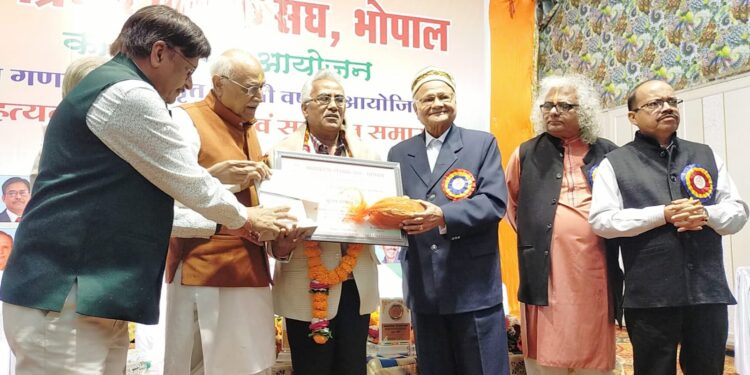 डॉ. कृष्णगोपाल मिश्र को मप्र लेखक संघ ने किया सम्मानित