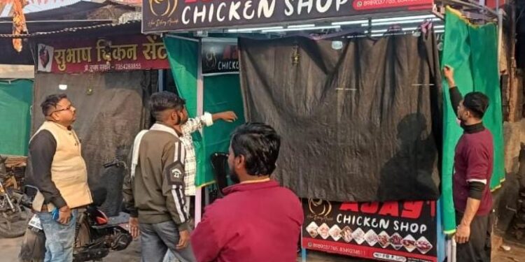 लेंडिया बाजार मटन मार्केट और भोपाल ओवर ब्रिज के नीचे नेट लगाकर दुकान लगाने के निर्देश, नगरीय क्षेत्र नर्मदापुरम में खुले में मॉस मछली विक्रय नहीं किया जा सकेगा : सीएमओ नवनीत पांडे