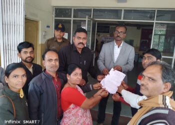 अतिथि शिक्षक संघ द्वारा मुख्यमंत्री के नाम कलेक्टर को सौंपा ज्ञापन