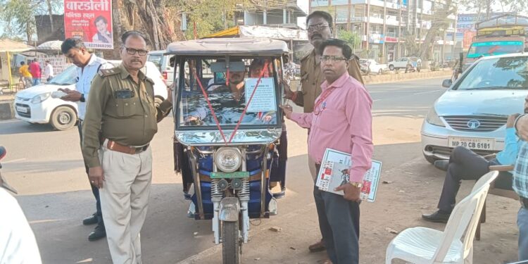 आरटीओ विभाग व यातायात पुलिस के द्वाराकी जा रही वाहनों की चेकिंग आईरिक्शा के दस्तावेज जांच कर रूट निर्धारित चस्पा लगाय गया