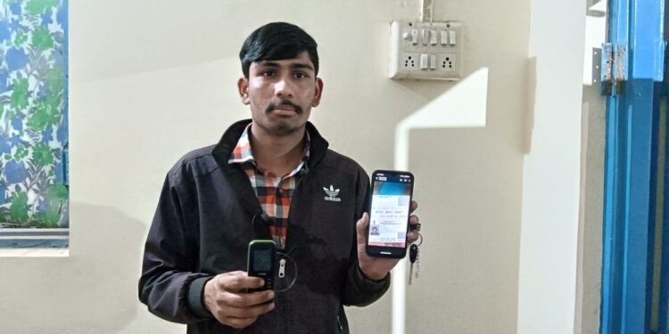 ईमानदारी आज भी है कायम, ई रिक्शा चालक को मिला मोबाइल फोन