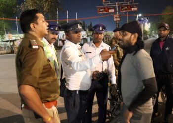 पुलिस ने बीते रात चलाया सघन गस्त अभियान*   अपराधों पर नकेल कसने एक साथ निकले 70 पुलिस अधिकारी कर्मचारी*