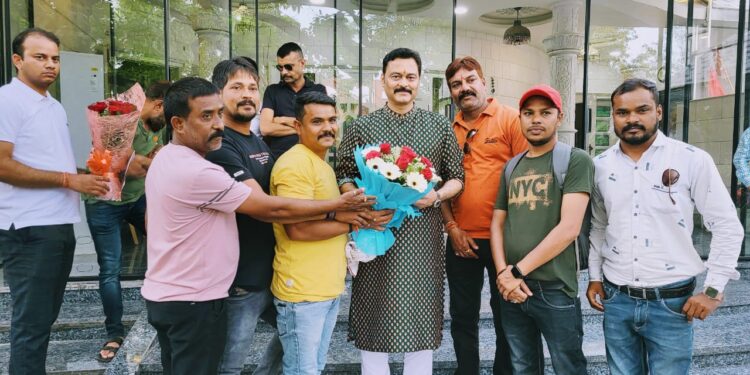 विजयरवगढ़ विधायक संजय सत्येंद्र पाठक की वर्षगांठ के उपलक्ष्य पर उनके पुत्र व पुत्री ने किया खीर वितरण