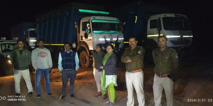 कलेक्टर के निर्देशन में देर रात कार्यवाही में ओवरलोड रेत से भरे डंपर पकड़ाए,मचा हड़कंप,नर्मदापुरम की सड़कों से रात को गुजरते हैं राखड़ के ओवर लोड डंपर,उन पर भी है कार्रवाई की जरूरत,नियम विरुद्ध डंपर में ओवर बॉडी निर्माण पर निरस्त होना चाहिए डंपर के पंजीयन कहना एक्सपर्ट का व्यू..VIDEO