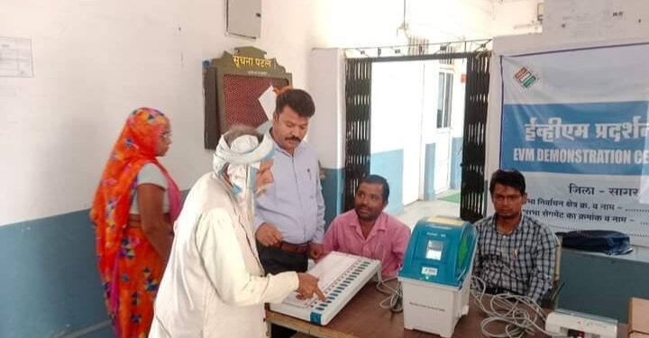कलेक्ट्रेट परिसर सहित सभी आर ओ स्तर पर स्थापित है मतदाताओं की सुविधा के लिए जिला कॉन्टेक्ट सेंटर 1950 एवं ईव्हीएम प्रदर्शन केन्द्र