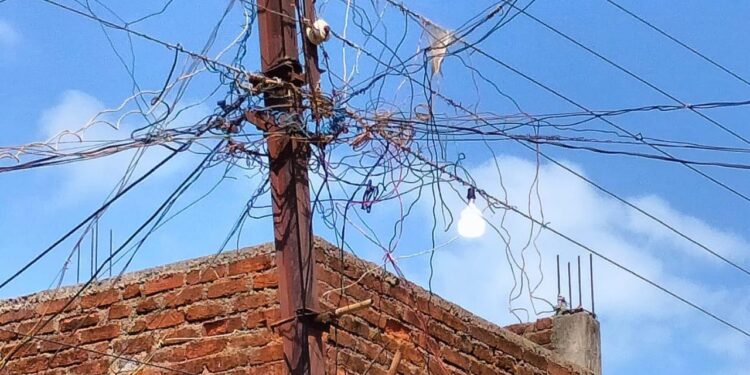बिजली तारों से कभी भी निकलती हैं चिंगारियां,दिन में जलती है स्ट्रीट लाइट