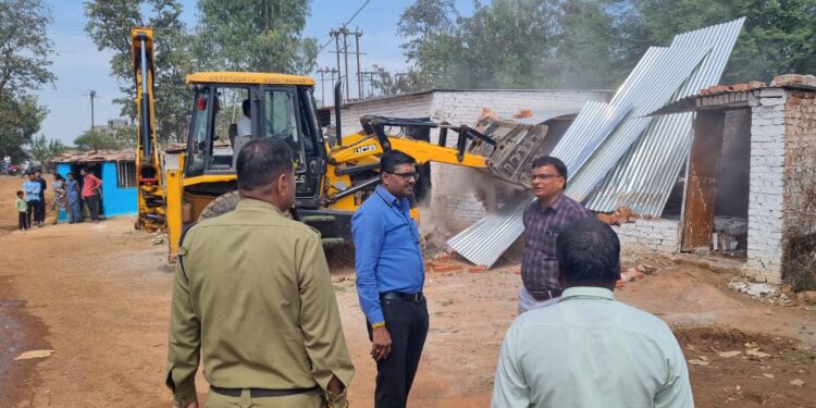 *कलेक्टर अविप्रसाद के निर्देश पर अतिक्रमण हटाने हुई कार्रवाई*