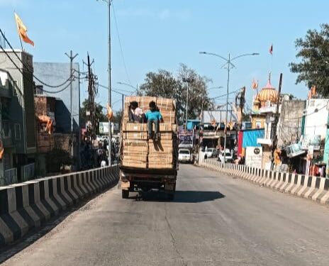 मजदूरों की जान जोखिम मे रखकर चला रहे वाहन, यतायात पुलिस नदारत