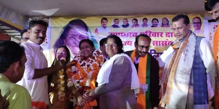 नवनिर्वाचित राज्यसभा सांसद माया नारोलिया के प्रथम नगरागमन पर नर्मदापुरम में हुआ जगह-जगह भव्य स्वागत,मां नर्मदा की पूजा अर्चन कर लिया आशीर्वाद,नर्मदापुरम में नए राजनीतिक शक्ति केंद्र का उदय,केंद्र तक होगी सीधी पकड़,शहर के विकास को मिलेगी नई गति.