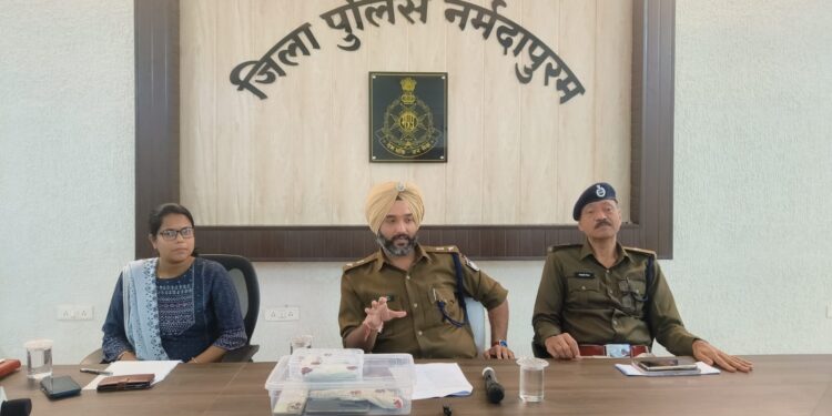 स्कूल संचालक चंदन पटवा हत्याकांड का पुलिस अधीक्षक ने किया खुलासा,8आरोपियों को पुलिस टीम ने किया गिरफ्तार,दो माऊजर सहित 4 कारतूस किए जब्त,20 हजार में हत्या की ली थी सुपारी पुलिस का खुलासा, आईजी ने पुलिस टीम को 30 हजार रुपये से पुरुस्कृत करने की घोषणा की..देखे VIDEO