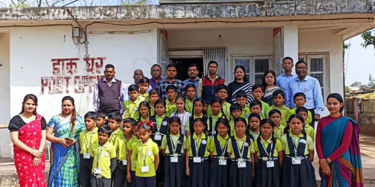 फर्स्ट डे स्कूल के छात्र पहुंचे डाकघर,, किया सामुदायिक सेवा के कामकाज से परिचित,,,