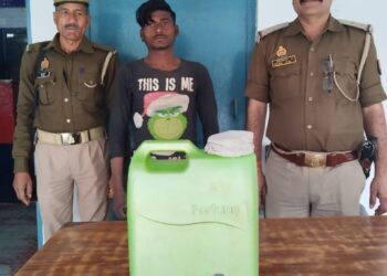 थाना तालग्राम जनपद कन्नौज थाना तालग्राम पुलिस द्वारा 01 नफर अभियुक्त को मय 20 लीटर कच्ची शराब नाजायज सहित गिरफ्तार किया गया।*