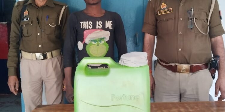 थाना तालग्राम जनपद कन्नौज थाना तालग्राम पुलिस द्वारा 01 नफर अभियुक्त को मय 20 लीटर कच्ची शराब नाजायज सहित गिरफ्तार किया गया।*