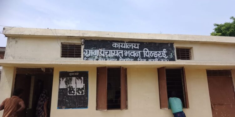 देखिऐ VIDEO इंजीनियर की मिली भगत में चल रहा नाली निर्माण गुणवत्ताहीन कार्य