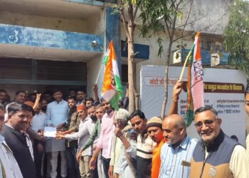किसानों की फसल के नुकसान का मुआवजा ₹40000 प्रति हेक्टर देने हेतु…!  पूर्व विधायक कुणाल चौधरी ने किसानों के लिए 2700 गेहूं एवं 3100 धान खरीदी की मांग को लेकर राज्यपाल नाम तहसीलदार को ज्ञापन सौंपा….।