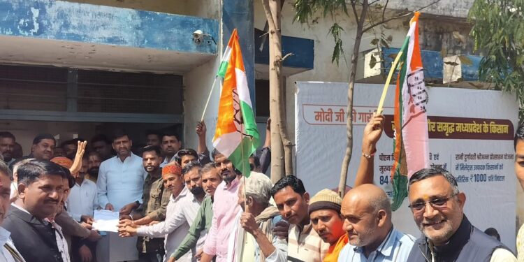 किसानों की फसल के नुकसान का मुआवजा ₹40000 प्रति हेक्टर देने हेतु…!  पूर्व विधायक कुणाल चौधरी ने किसानों के लिए 2700 गेहूं एवं 3100 धान खरीदी की मांग को लेकर राज्यपाल नाम तहसीलदार को ज्ञापन सौंपा….।