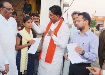 अग्नि दुर्घटना में मृतक के परिजनों को घर जाकर सहायता राशि प्रदान की