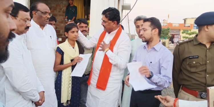 अग्नि दुर्घटना में मृतक के परिजनों को घर जाकर सहायता राशि प्रदान की