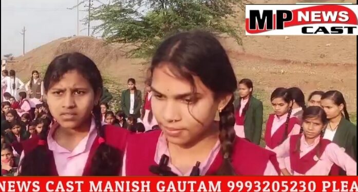 कलेक्टर से मिलने के लिए 12 KM पैदल चले 200 स्टूडेंट्स हॉस्टल में खराब भोजन, स्कॉलरशिप न मिलने,