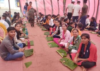 *केला पत्ता में भोजन कर पर्यावरण सरंक्षण और प्लास्टिक मुक्त ग्राम का दिया सन्देश*