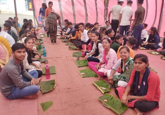 *केला पत्ता में भोजन कर पर्यावरण सरंक्षण और प्लास्टिक मुक्त ग्राम का दिया सन्देश*