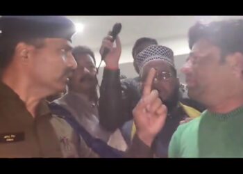 देखिऐ VIDEO टीआई आनन्द सिंह ठाकुर हजारों की भीड़ पर अकेला भारी पड़े प्रदर्शन कारियों पर किया केस दर्ज।