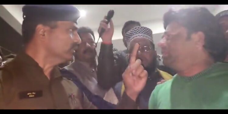 देखिऐ VIDEO टीआई आनन्द सिंह ठाकुर हजारों की भीड़ पर अकेला भारी पड़े प्रदर्शन कारियों पर किया केस दर्ज।