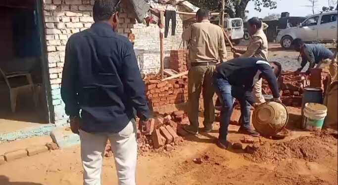 शासकीय भूमि पर कब्जा कर निर्माण किये गये मकान को नगर निगम अतिक्रमण ने हाटाया VIDEO
