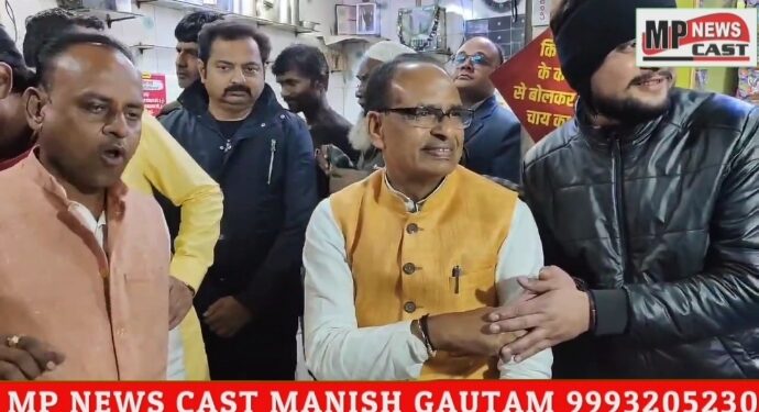 कटनी में रात को गपशप और मुन्ना भाई एमबीबीएस की चाय की दुकान पर गर्म चाय की चुस्कियाँ…शिवराज सिंह चौहान  देखे VIDEO