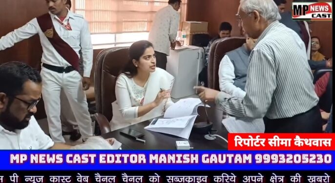 कलेक्टर सुश्री सोनिया मीना ने  मंगलवार को कलेक्ट्रेट कार्यालय  नर्मदापुरम में आयोजित जनसुनवाई के दौरान आये  आवेदकों की समस्याओं को सुनकर उनका निराकरण करते हुई।