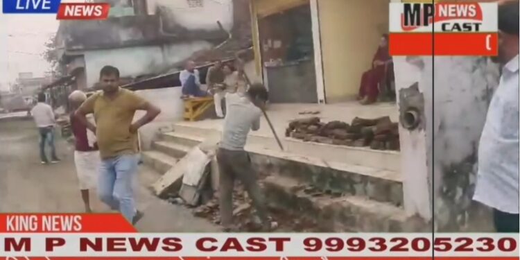 *ढीमरखेड़ा क्षेत्र के सिंलौंड़ी में पी डब्ल्यू डी रोड निर्माण हेतु करीब 350 मीटर लंबी सड़क से  हटाया जा रहा अतिक्रमण*