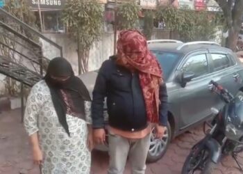 पकड़े गए बंटी-बबली, दुकानदारों को चकमा देकर गायब कर देते थे आभूषण, 63 ग्राम सोने के जेवरों के साथ पुलिस ने दबोचा, देखे VIDEO