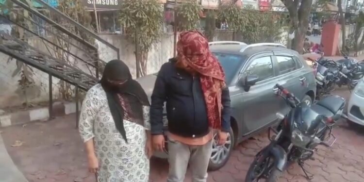 पकड़े गए बंटी-बबली, दुकानदारों को चकमा देकर गायब कर देते थे आभूषण, 63 ग्राम सोने के जेवरों के साथ पुलिस ने दबोचा, देखे VIDEO