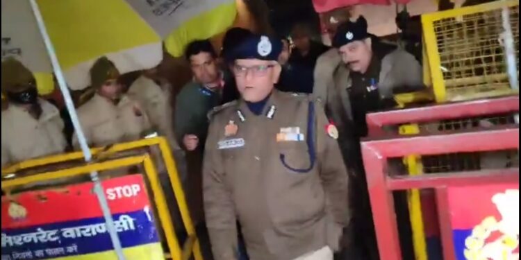 वाराणसी के ज्ञानवापी परिसर के तहखाने में देर रात पूजा के बाद निकले डीएम और कमिश्नर ने जानकारी दी
