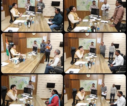 स्थानीय समाधान में सीएम हेल्पलाइन की लंबित शिकायतों पर कलेक्टर श्री प्रसाद ने की सुनवाई  संबंधित विभाग के अधिकारियों को तत्काल कार्रवाई के दिए निर्देश