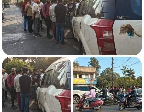 मोटर्साइकल चालक को बचाने के कारण महिंद्रा एक्स यू वी डिवाइडर से जा भिड़ी