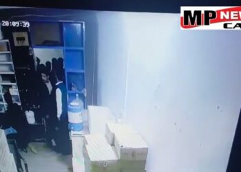 शराब की दुकान पर जमकर हंगामा, 6 से ज्यादा बदमाशों ने स्टाफ की लात-घूसों से की पिटाई; मामूली बात को लेकर हुआ विवाद