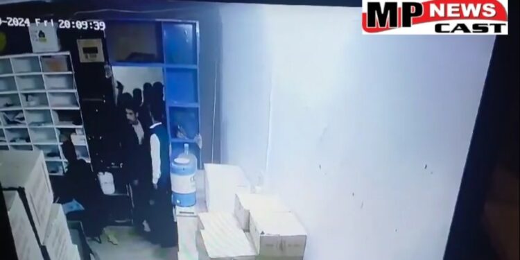 शराब की दुकान पर जमकर हंगामा, 6 से ज्यादा बदमाशों ने स्टाफ की लात-घूसों से की पिटाई; मामूली बात को लेकर हुआ विवाद