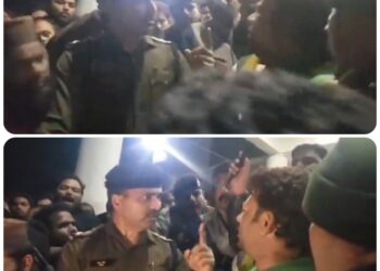 सैकड़ों की भीड़ के सामने सीना ताने खड़े पुलिसकर्मी का वीडियो वायरल-देखिऐ