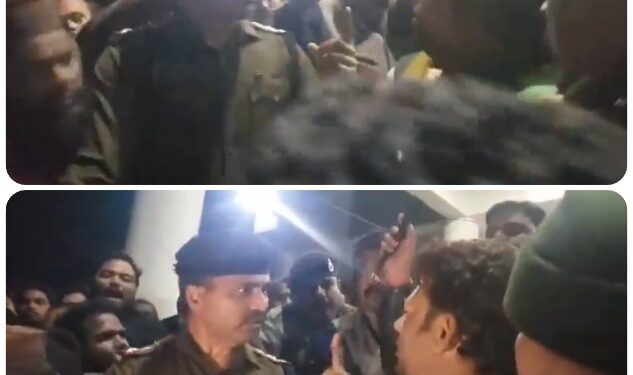 सैकड़ों की भीड़ के सामने सीना ताने खड़े पुलिसकर्मी का वीडियो वायरल-देखिऐ