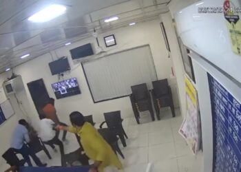 महाराष्ट्र के ठाणे जिले में भूमि विवाद के चलते भाजपा विधायक गणपत गायकवाड़ ने शिवसेना नेता पर बरसाई गोलियां  यह सब कुछ पुलिस थाने के वरिष्ठ निरीक्षक के कक्ष में हुआ. देखें Live फ़ायरिंग