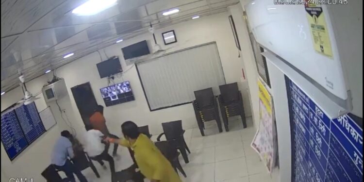 महाराष्ट्र के ठाणे जिले में भूमि विवाद के चलते भाजपा विधायक गणपत गायकवाड़ ने शिवसेना नेता पर बरसाई गोलियां  यह सब कुछ पुलिस थाने के वरिष्ठ निरीक्षक के कक्ष में हुआ. देखें Live फ़ायरिंग