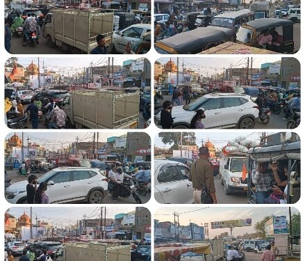 आव्यवस्थित रूप से वाहन पार्किंग व बीच चौराहे मे लगे बैनर पोस्ट की वजह से लग रहा चाड़क चौक मे लम्बा जाम